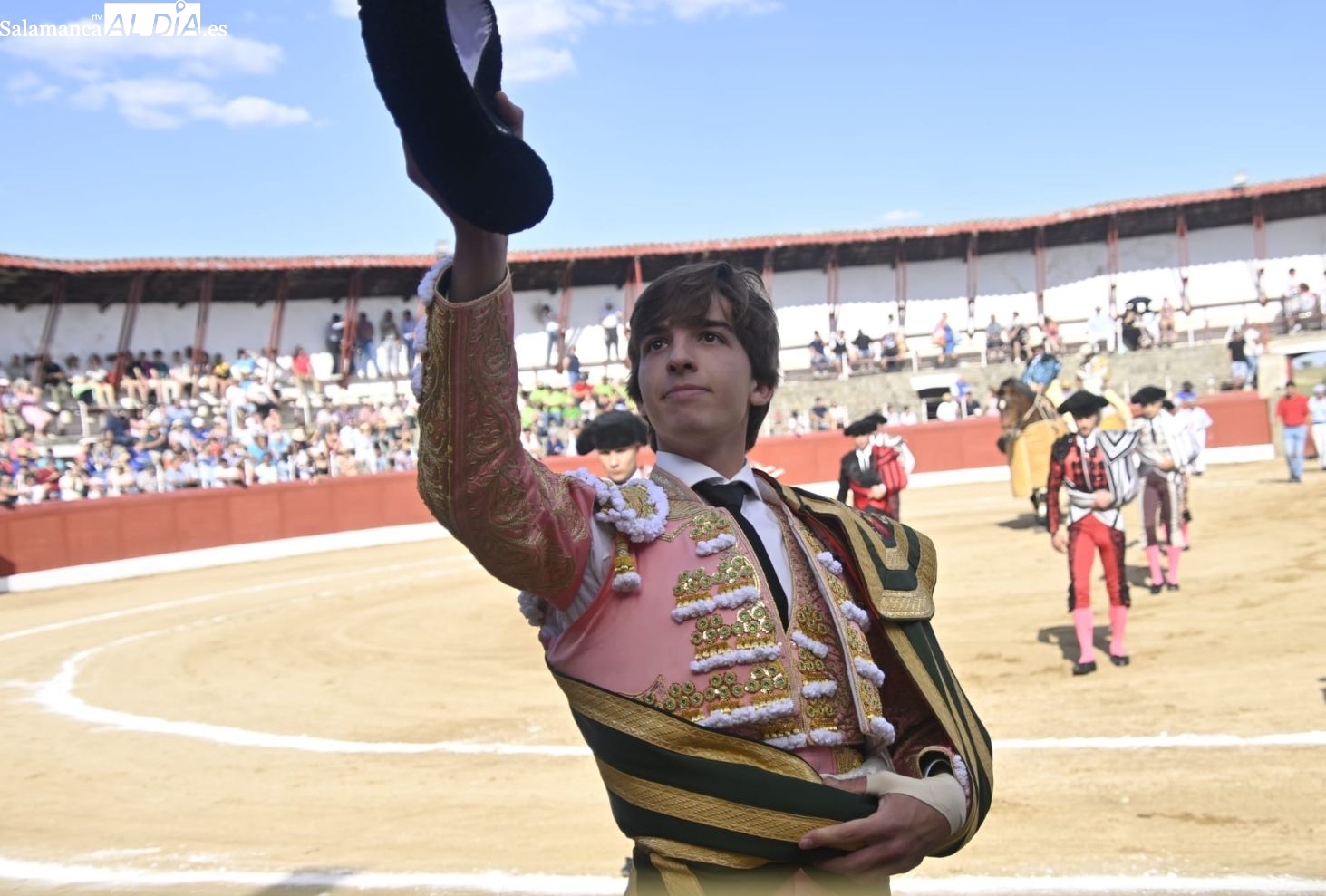 Julio Norte saluda montera en mano tras un triunfo